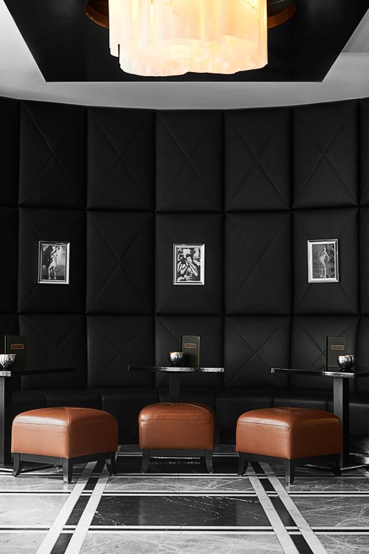 Lounge der Bar am Steinplatz mit gepolsterter Wand